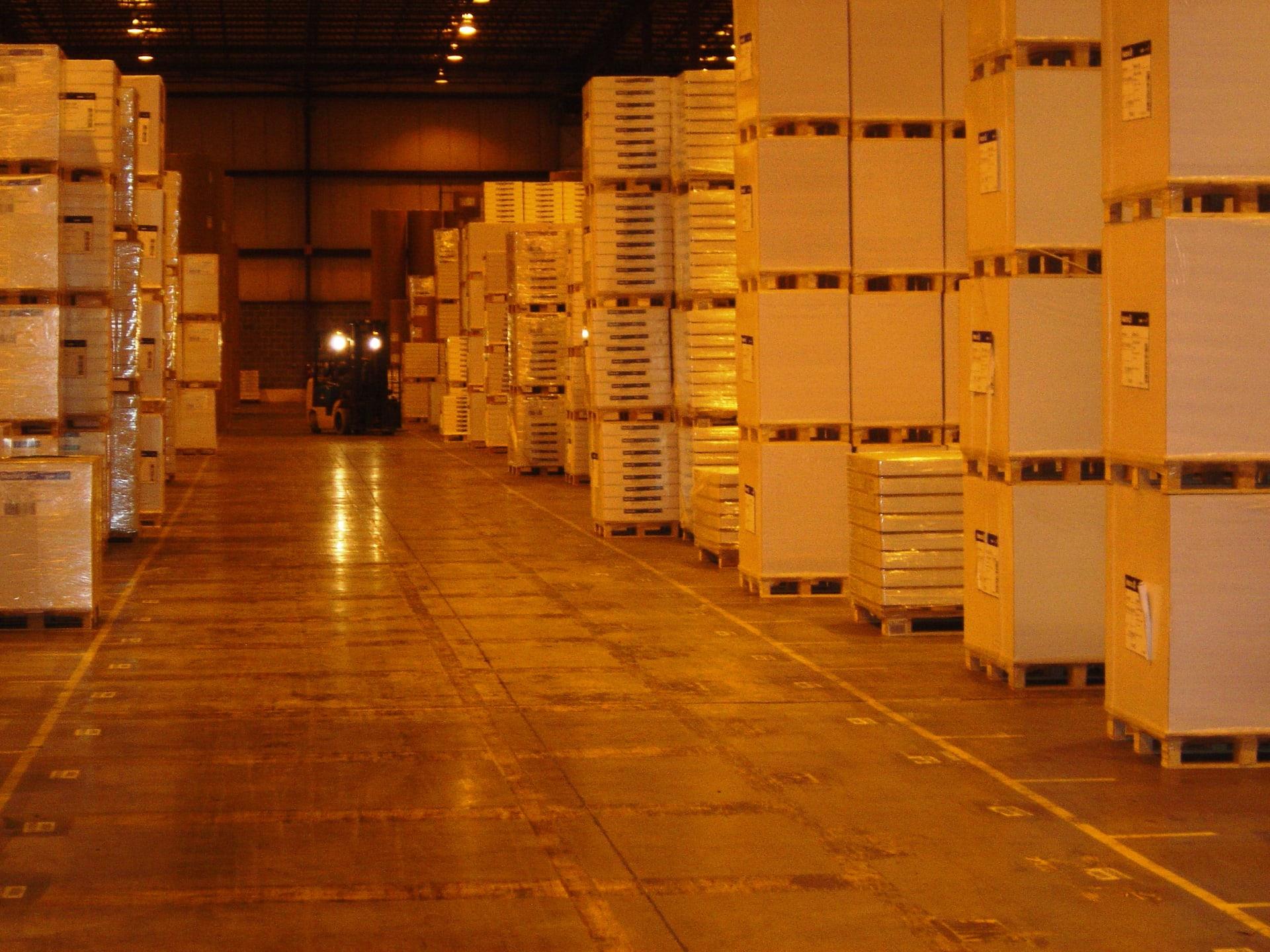 Archieffoto van een magazijn in Allentown, Verenigde Staten, met pallets en een heftruck; illustratie bij een hypothetische werksituatie.
